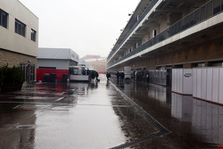 Paddock in de regen