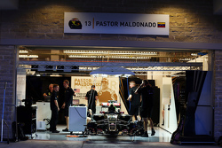 Pastor Maldonado, Lotus F1 E23 pit garaje