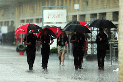 F1 Paraguas en el paddock en la lluvia