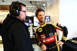 Romain Grosjean, de Lotus F1 Team con Julien Simon-Chautemps, Lotus F1 Team Ingeniero