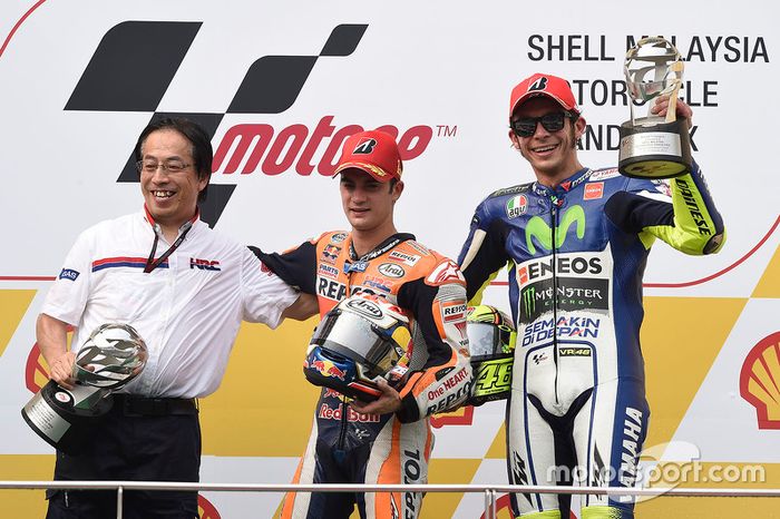 Podium: ganador Dani Pedrosa, Repsol Honda Team y el tercer lugar, Valentino Rossi, Yamaha Factory R