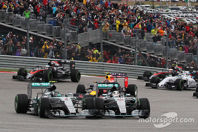 (L to R): Nico Rosberg, Mercedes AMG F1 W06 and team mate Lewis Hamilton, Mercedes AMG F1 W06 battle