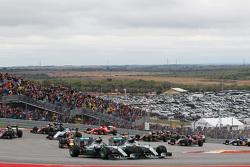 Nico Rosberg, Mercedes AMG F1 W06 e Lewis Hamilton, Mercedes AMG F1 W06 brigam pela ponta na largada