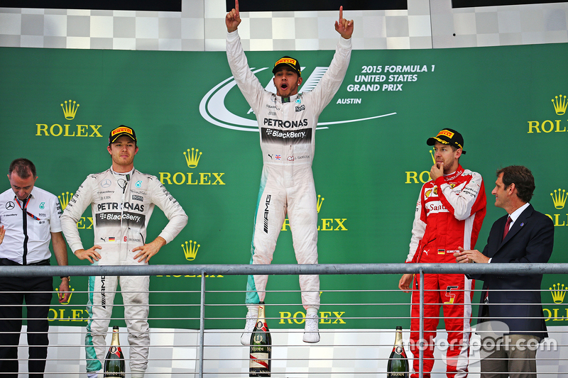 Podio: ganador de la carrera Lewis Hamilton, Mercedes, segundo lugar Nico Rosberg, Mercedes y el ter