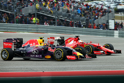Daniil Kvyat, Red Bull Racing RB11 en Sebastian Vettel, Ferrari SF15-T gevecht voor positie