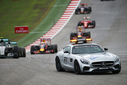 Nico Rosberg, Mercedes AMG F1 W06, führt hinter dem Safety-Car