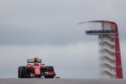 Kimi Raikkonen, Ferrari SF15-T.Kimi Raikkonen, Ferrari SF15-T con un ala delantera dañada
