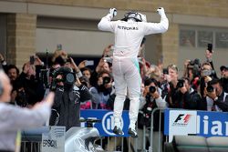 Ganador de la carrera y Campeón del Mundo Lewis Hamilton, Mercedes AMG F1 Team