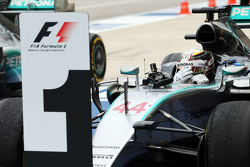 Il vincitore della gara e campione del mondo Lewis Hamilton, Mercedes AMG F1 W06 festeggia nel parc