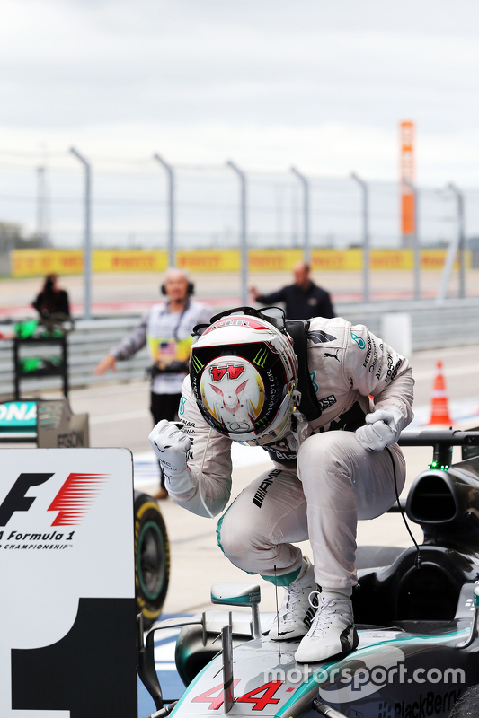 Podio: Ganador de la Carrera y Campeón del Mundo Lewis Hamilton,  Mercedes AMG F1 W06 celebra en el 