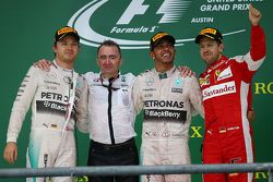 Podio: Ganador de la Carrera y Campeón del Mundo Lewis Hamilton, Mercedes AMG F1, con el segundo lug