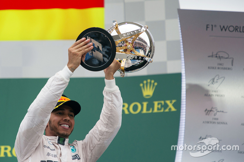 Podium : le vainqueur et Champion du Monde Lewis Hamilton, Mercedes AMG F1 Team