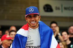 Winnaar en wereldkampioen Lewis Hamilton, Mercedes AMG F1 viert met het team