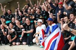 Ganador de la carrera y Campeón del Mundo Lewis Hamilton, Mercedes AMG F1 celebra con el equipo