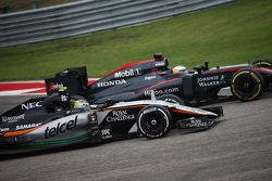 Fernando Alonso, McLaren MP4-30, und Sergio Perez, Sahara Force India F1 VJM08, im Zweikampf