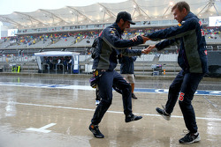 Daniel Ricciardo, Red Bull Racing, und Daniil Kvyat, Red Bull Racing, tanzen zusammen