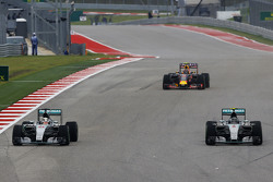 Lewis Hamilton, Mercedes AMG F1 W06 en ploegmaat Nico Rosberg, Mercedes AMG F1 W06 gevecht voor posi