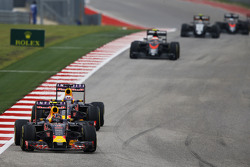 Daniil Kvyat, Red Bull Racing RB11 voor ploegmaat Daniel Ricciardo, Red Bull Racing RB11