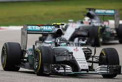 Nico Rosberg, Mercedes AMG F1 W06, vor Lewis Hamilton, Mercedes AMG F1 W06