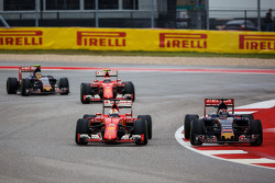Sebastian Vettel, Ferrari SF15-T y Max Verstappen, Scuderia Toro Rosso STR10, pelean por la posición