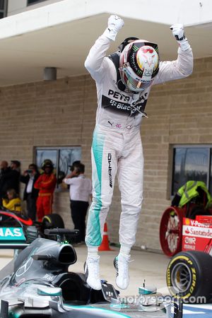 Ganador de la carrera y campeón del mundo, Lewis Hamilton, Mercedes AMG F1 W06 celebra en el parc fe