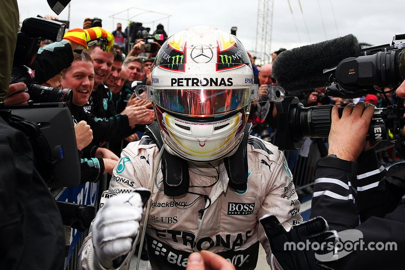 Winnaar en wereldkampioen Lewis Hamilton, Mercedes AMG F1 W06 viert in parc ferme