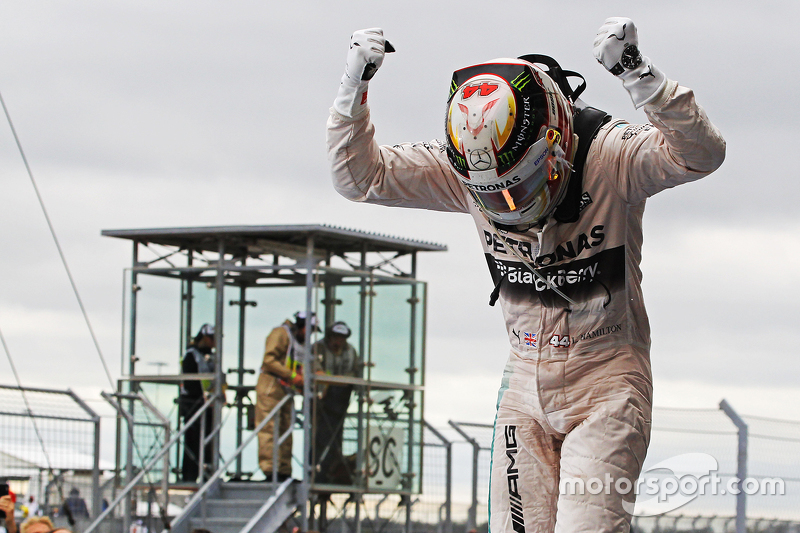 Ganador de la carrera y campeón del mundo Lewis Hamilton, Mercedes AMG F1 celebra en el parc ferme