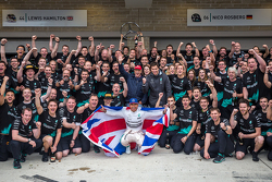 Ganador de la carrera y Campeón Mundial, Lewis Hamilton, Mercedes AMG F1 celebra con su equipo.