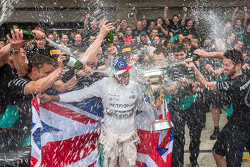 Ganador de la carrera y Campeón Mundial, Lewis Hamilton, Mercedes AMG F1 celebra con su equipo.