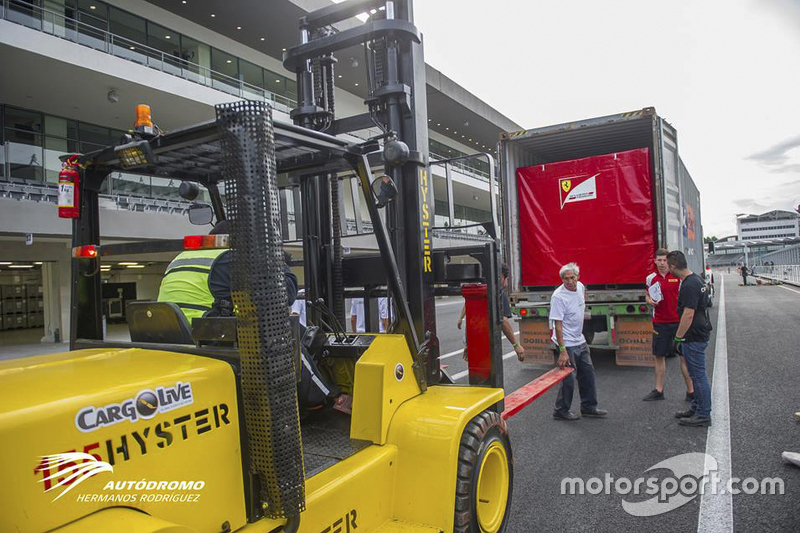 Llegada de equipo de las Escuderías al Autódromo Hermanos Rodríguez