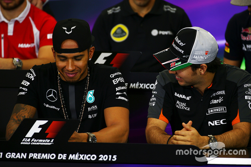 Lewis Hamilton, Mercedes AMG F1 conSergio Pérez, Sahara Force India F1 en la conferencia de prensa de la FIA