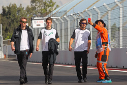 Fernando Alonso, McLaren y Stoffel Vandoorne, McLaren Piloto de Pruebas y de Reserva caminan por el