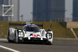 #17 Porsche Team Porsche 919 Hybrid: Timo Bernhard, Mark Webber, Brendon Hartley