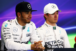 Il secondo qualificato Lewis Hamilton, Mercedes AMG F1 con il compagno di squadra e poleman Nico Ros