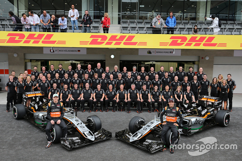 Nico Hulkenberg, Sahara Force India F1 y Sergio Pérez, Sahara Force India F1 en la foto del equipo