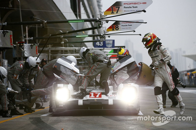 #17 Porsche Team Porsche 919 Hybrid: Timo Bernhard, Mark Webber, Brendon Hartley