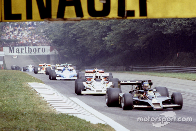 Ronnie Peterson, Lotus F1 Team y Alan Jones, Williams, en la vuelta de calentamiento