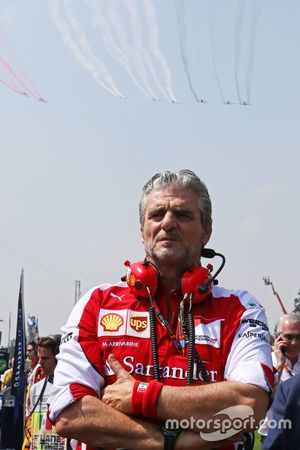 Maurizio Arrivabene, Ferrari, en la parrilla mientras pasan los aviones