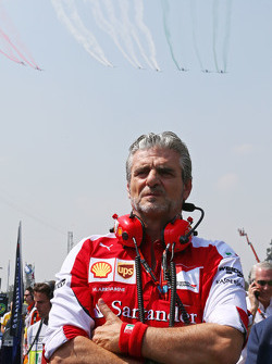 Maurizio Arrivabene, Ferrari, en la parrilla mientras pasan los aviones