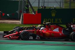 Sebastian Vettel, Ferrari SF15-T et Pastor Maldonado, Lotus F1 E23 à la lutte