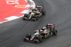 Romain Grosjean, Lotus F1 E23 en Pastor Maldonado, Lotus F1 E23 aan de finish