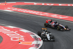 Серхио Перес, Sahara Force India F1 VJM08 и Макс Ферстаппен, Scuderia Toro Rosso STR10 в конце гонки