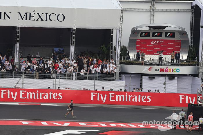 Russell Batchelor, fotógrafo de XPB Images corre hacia  podium