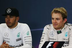 Lewis Hamilton, Mercedes AMG F1 e il vincitore della gara Nico Rosberg, Mercedes AMG F1 alla confere