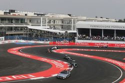 Nico Rosberg, Mercedes AMG F1 W06 lidera détras del auto de seguridad de la FIA