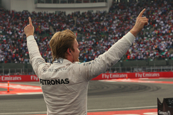 Победитель гонки - Нико Росберг, Mercedes AMG F1 празднует в закрытом парке
