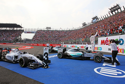 Le vainqueur Nico Rosberg, Mercedes AMG F1 W06 célèbre sa victoire dans le parc fermé