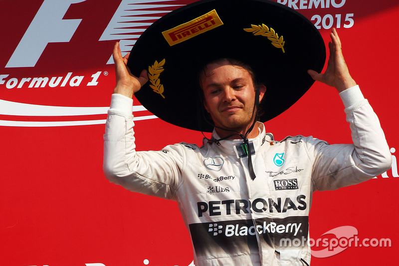 Podio: ganador de la carrera Nico Rosberg, Mercedes AMG F1 celebra en el podio