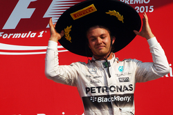 Подиум: победитель гонки - Нико Росберг, Mercedes AMG F1 празднует на подиуме