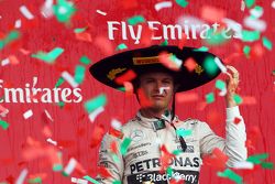 Podio: ganador de la carrera Nico Rosberg, Mercedes AMG F1 celebra en el podio